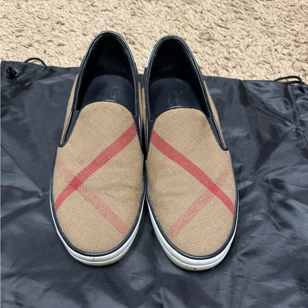 Burberry slip on….